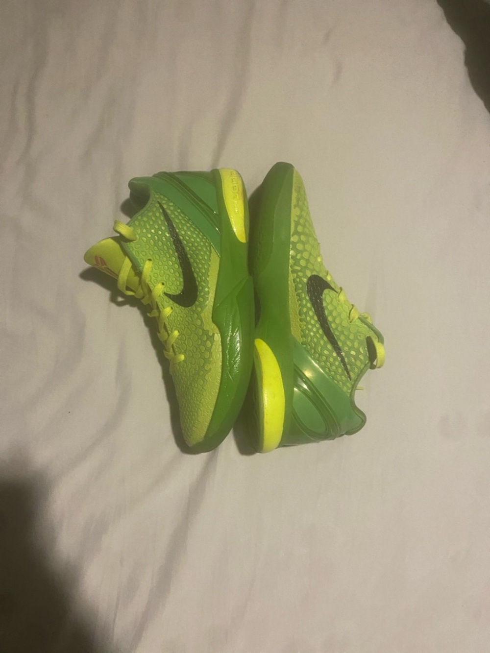 Nike Men's Neon Yellow/Green Kobe Basketball Shoes - Picture 2 of 5